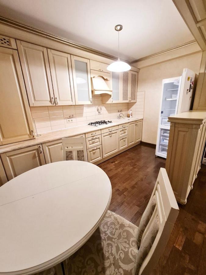 Cathedral Park And Pedestrian Zone Ultracentral Cozy Apartment In Kisinyov Kültér fotó