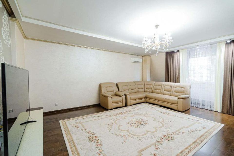 Cathedral Park And Pedestrian Zone Ultracentral Cozy Apartment In Kisinyov Kültér fotó