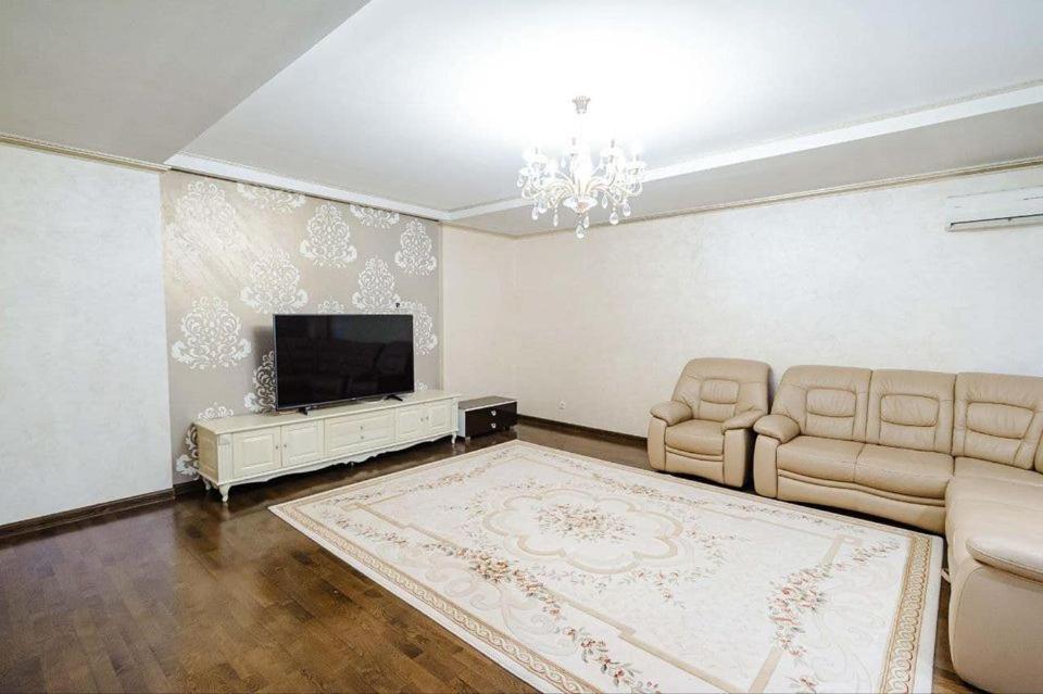 Cathedral Park And Pedestrian Zone Ultracentral Cozy Apartment In Kisinyov Kültér fotó